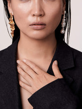 Load image into Gallery viewer, Crumple earrings
