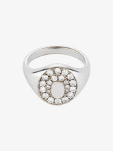 Load image into Gallery viewer, Moment Signet ring with with mirror diamond pavé handcrafted in gold
