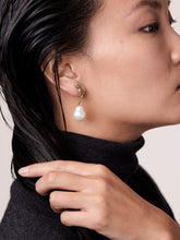 Load image into Gallery viewer, Pearl seafire earring
