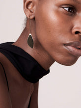 Load image into Gallery viewer, Petit Earrings with leaf pendant handcrafted in gold
