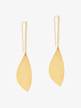 Load image into Gallery viewer, Moyen Earrings with leaf pendant handcrafted in gold
