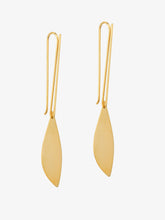 Load image into Gallery viewer, Petit Earrings with leaf pendant handcrafted in gold
