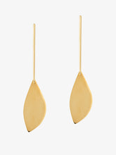 Load image into Gallery viewer, Petit Earrings with leaf pendant handcrafted in gold
