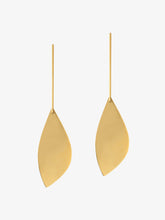 Load image into Gallery viewer, Moyen Earrings with leaf pendant handcrafted in gold
