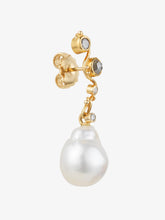 Load image into Gallery viewer, Pearl seafire earring
